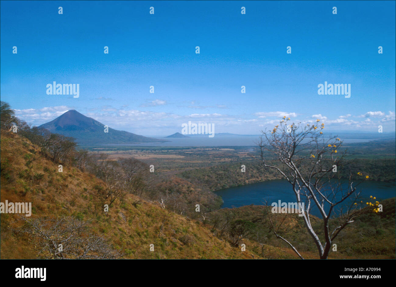 Ansicht des Vulkan Momotombo und Momotombito auf Lake Managua Nicaragua Stockfoto