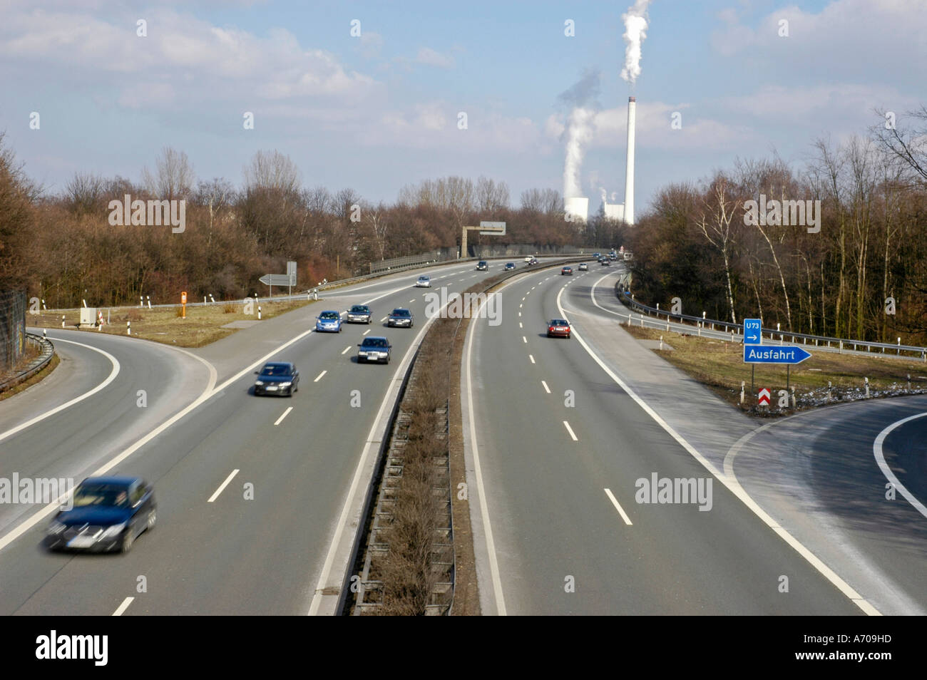 Autos auf der Autobahn vor rauchenden Schornsteinen, Traffig, Ruhrgebiet, Ruhrgebiet, Gelsenkirchen, Nordrhein Westfalen Stockfoto