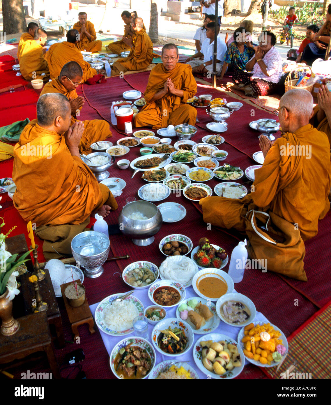 Thailand thailändische buddhistische Mönch Religion Tempel Mönche Mittag essen Reis essen