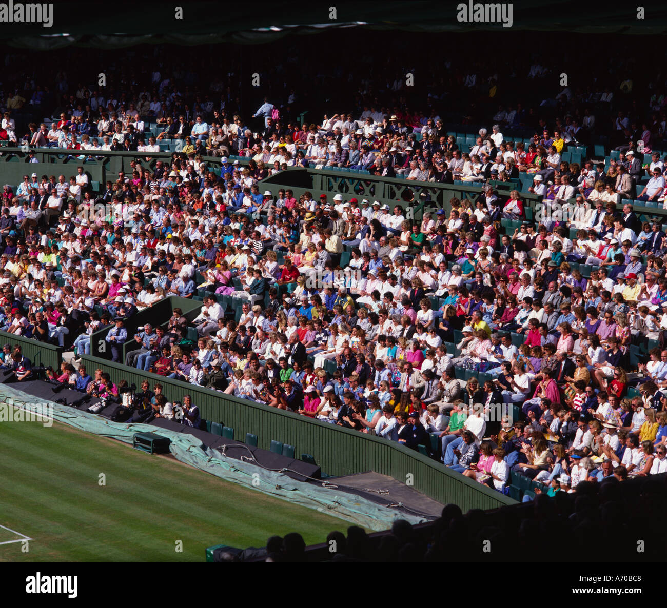 Menge am Center Court Wimbledon Tennis Club London England Stockfoto