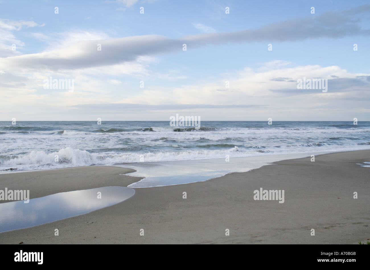 Verlassener einsamer Strand in der Vorsaison El Vendrell, Coma Ruga Costa Dorada Spanien Stockfoto