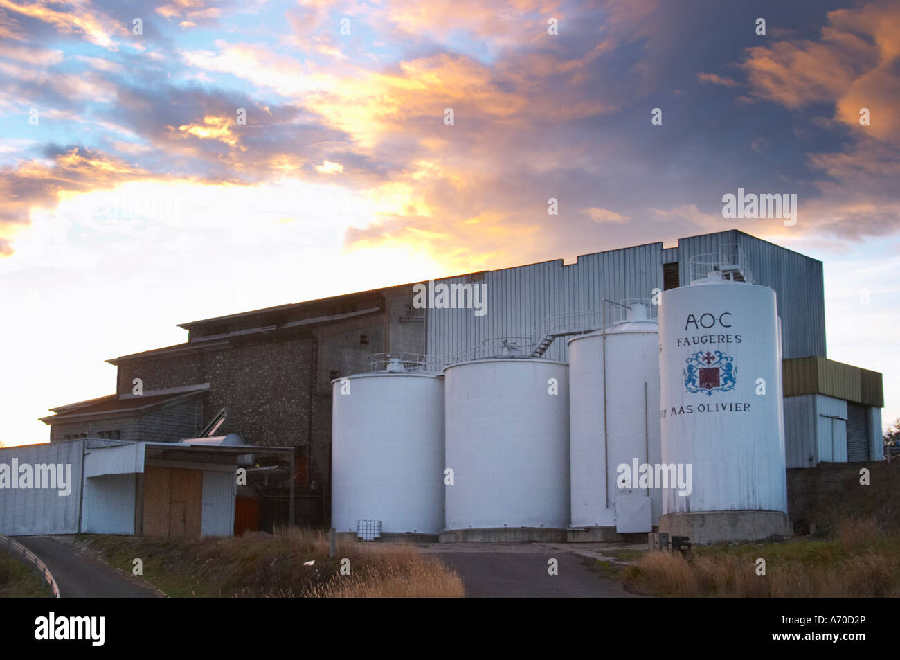 Mas Olivier. Faugères. Languedoc. Lackierte Stahltanks. Frankreich. Europa. Stockfoto