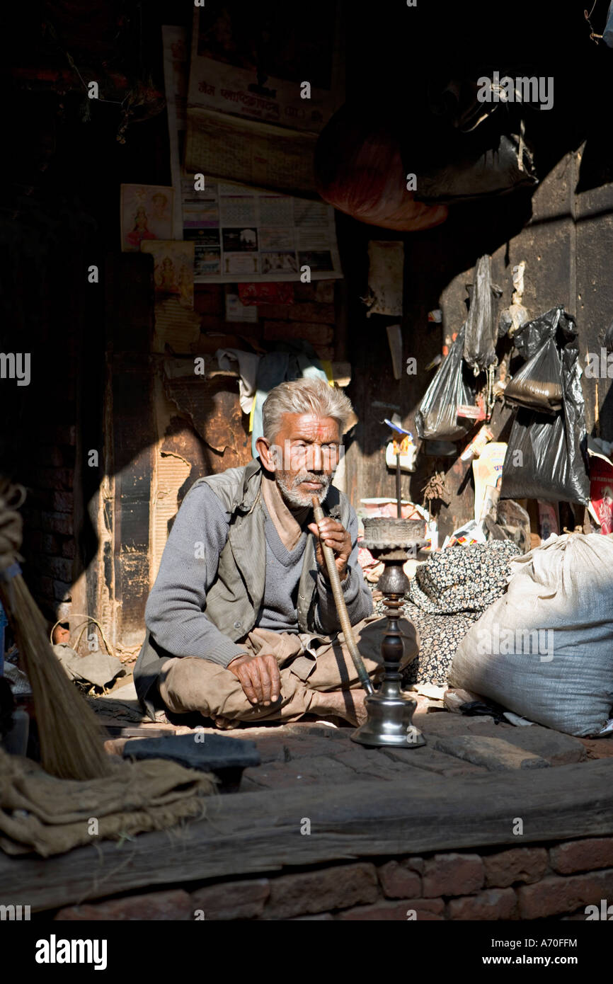 Alter Mann mit Pfeife Bhaktapur-Kathmandu-Tal Nepal Asien Stockfoto