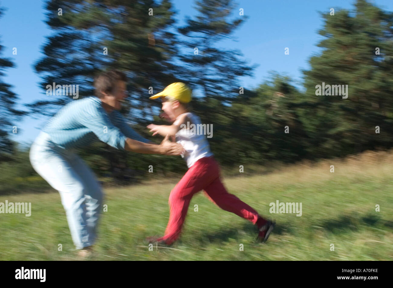 Kind läuft in arme Fotos und Bildmaterial in hoher Auflösung Alamy