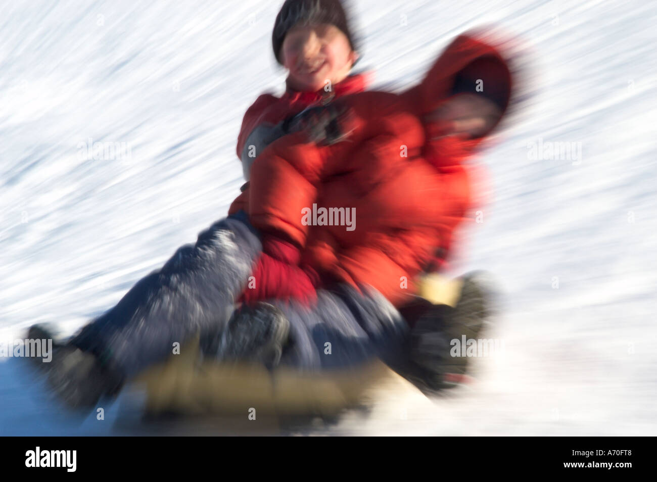 Zwei jungen auf einem Bob-Schlitten Stockfoto