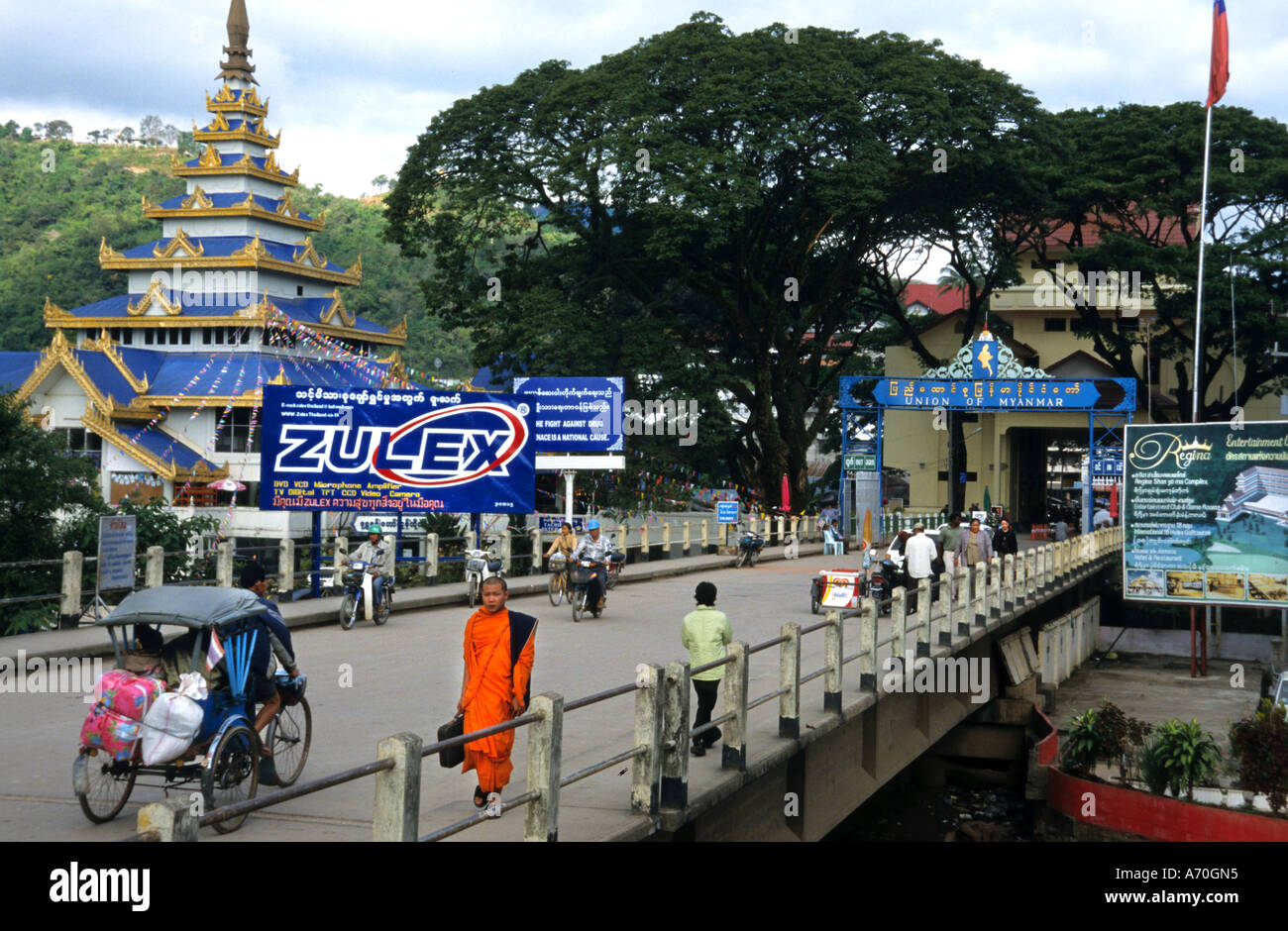 Lizenzierte Fußgänger zu Fuß über die Brücke über den Mai Sai-Fluss bildet die Grenze von Mai Sai in Thailand Stockfoto