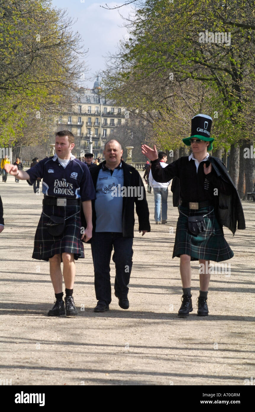 Drei schottischen Rugby-Fans ein Spaziergang in den Jardin du Luxembourg in Paris im Frühling vor dem Six Nations-Spiel gegen Frankreich Stockfoto