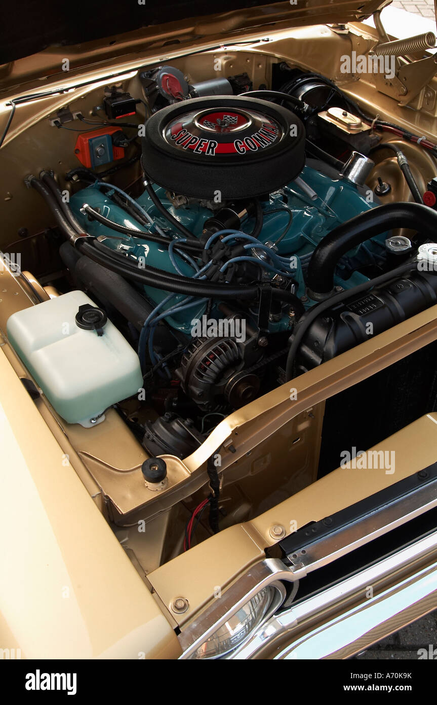 V8 Ventildeckel Motor Vergaser sauber sauberer Bucht 1968 Plymouth GTX klassischen Muscle-Car american Vintage Styling hohe powered v Stockfoto