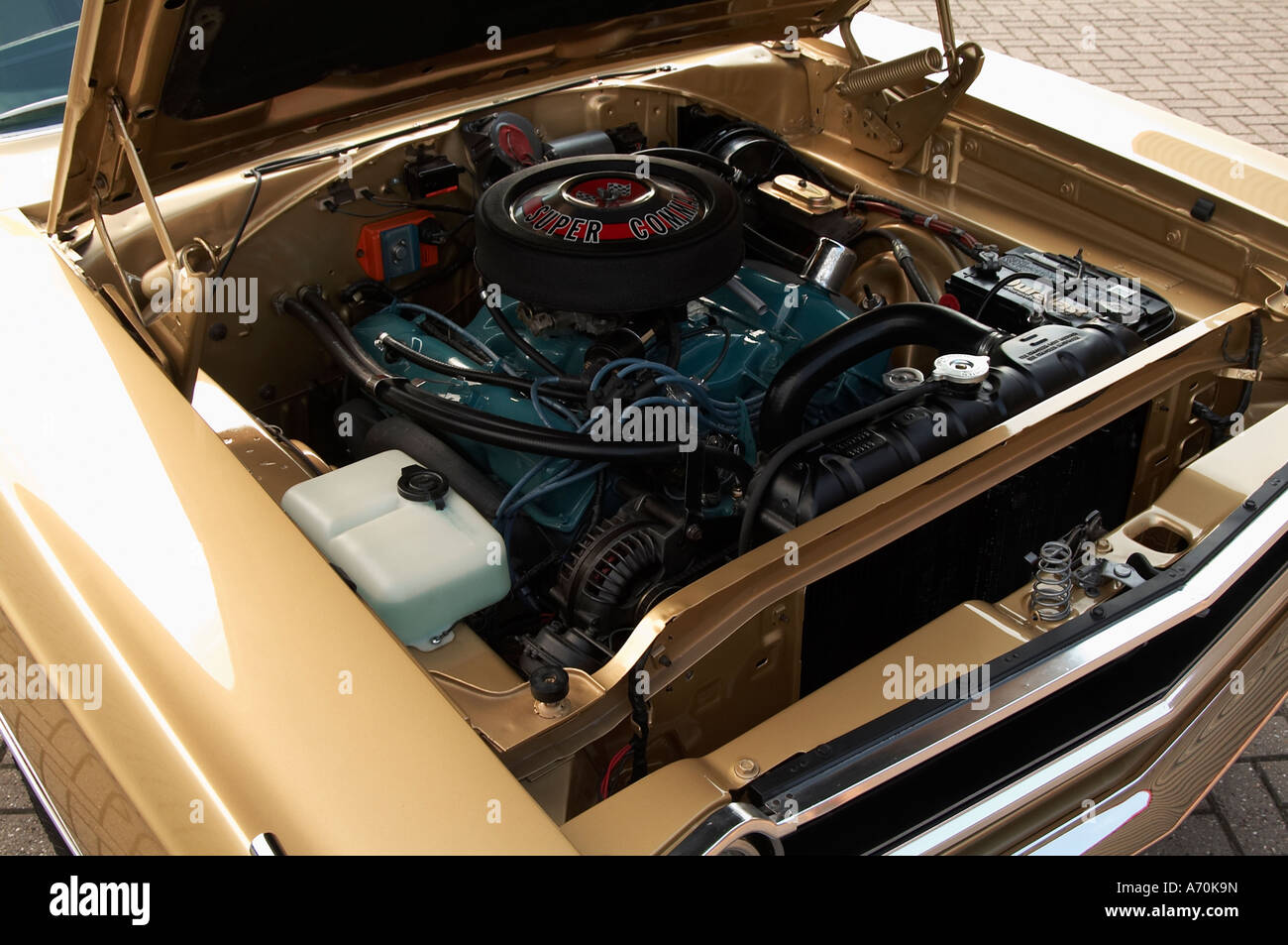 V8 Ventildeckel Motor Vergaser sauber sauberer Bucht 1968 Plymouth GTX klassischen Muscle-Car american Vintage Styling hohe powered v Stockfoto