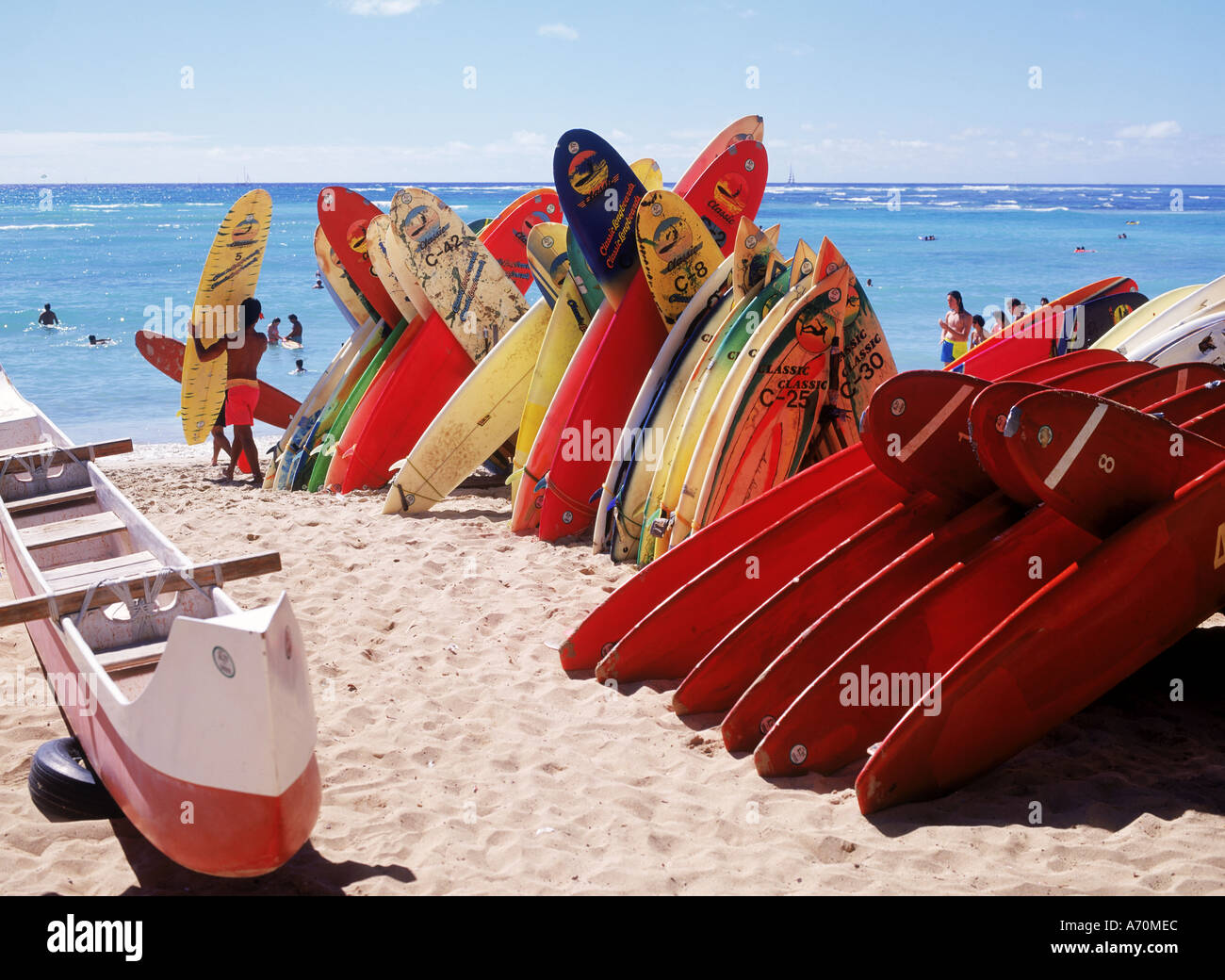 Surfbretter gestapelt am Strand von Waikiki in Honolulu auf der Insel Oahu Stockfoto