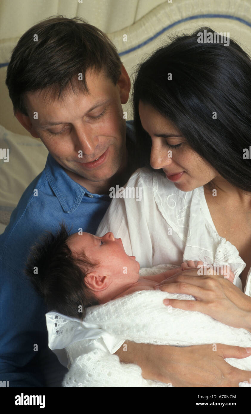 paar mit Neugeborenen Stockfoto