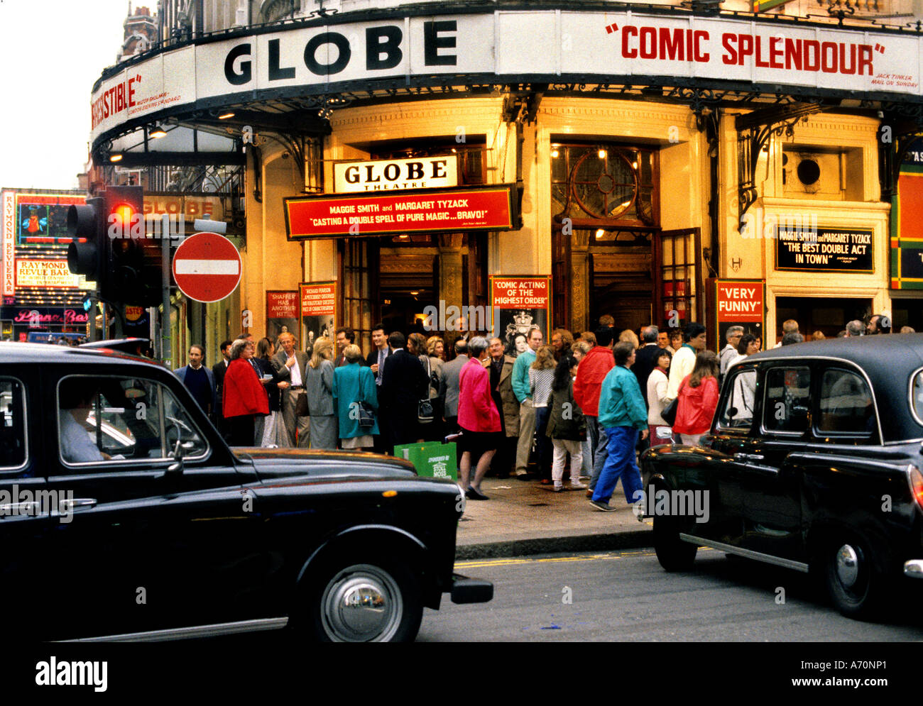 Taxi Gielgud Theatre früher das Globe Theatre Theatreland Shaftesbury Avenue Entertainment, Menschen, Shakespeare, Globus Stockfoto