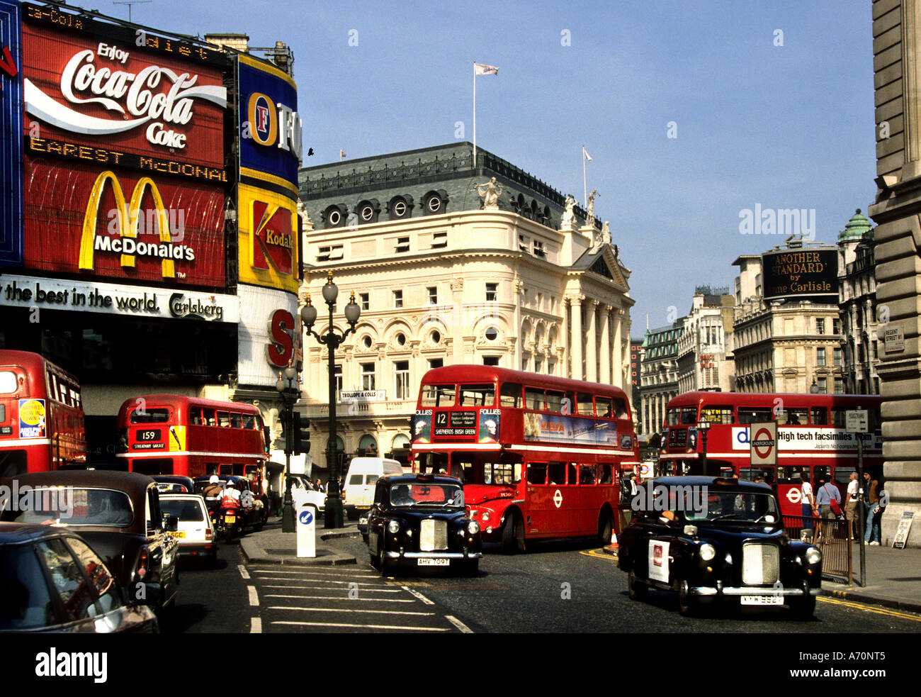Piccadilly Circus Doppeldeckerbusse, schwarze hackney-Taxis, ikonische Neonwerbung für Coca-Cola und McDonald's, London, klassische Vintage-Szene Stockfoto