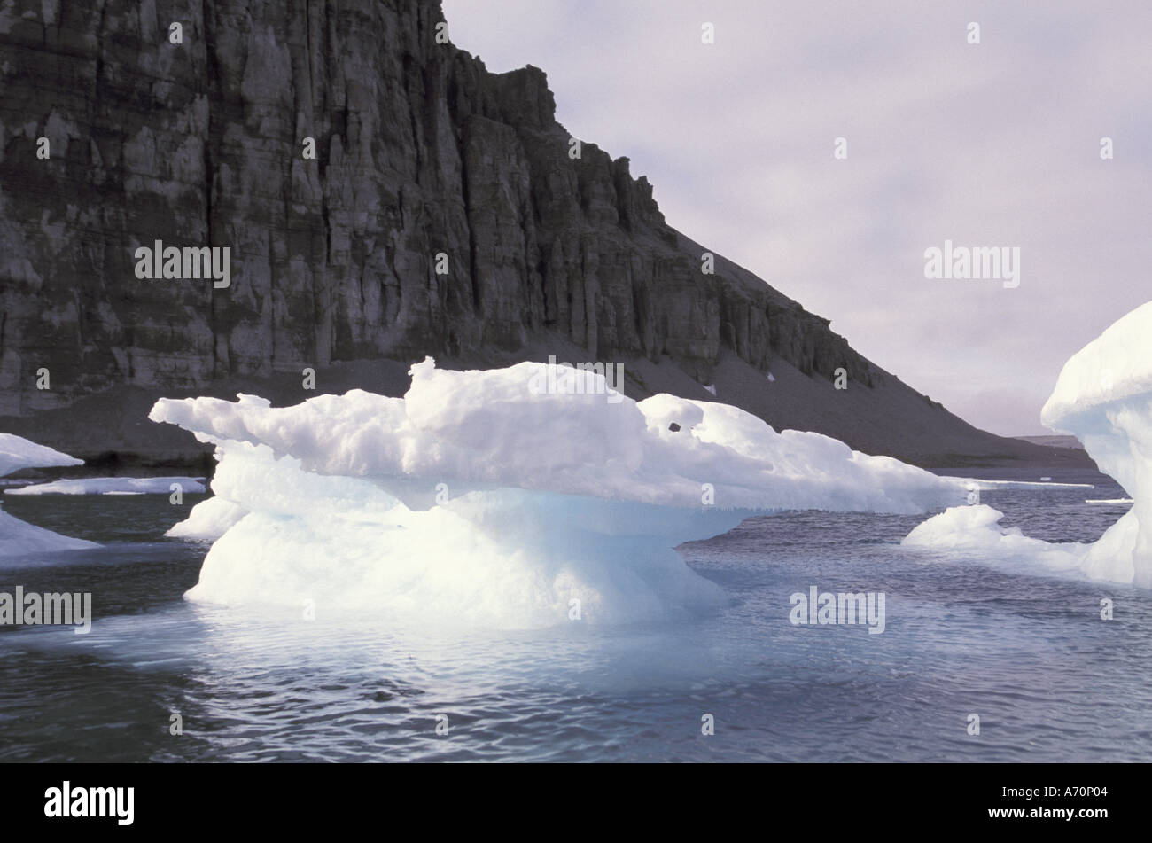 NA, Kanada, kanadische Arktis, Beechey Island Eisformationen in Erebus-Bucht Stockfoto