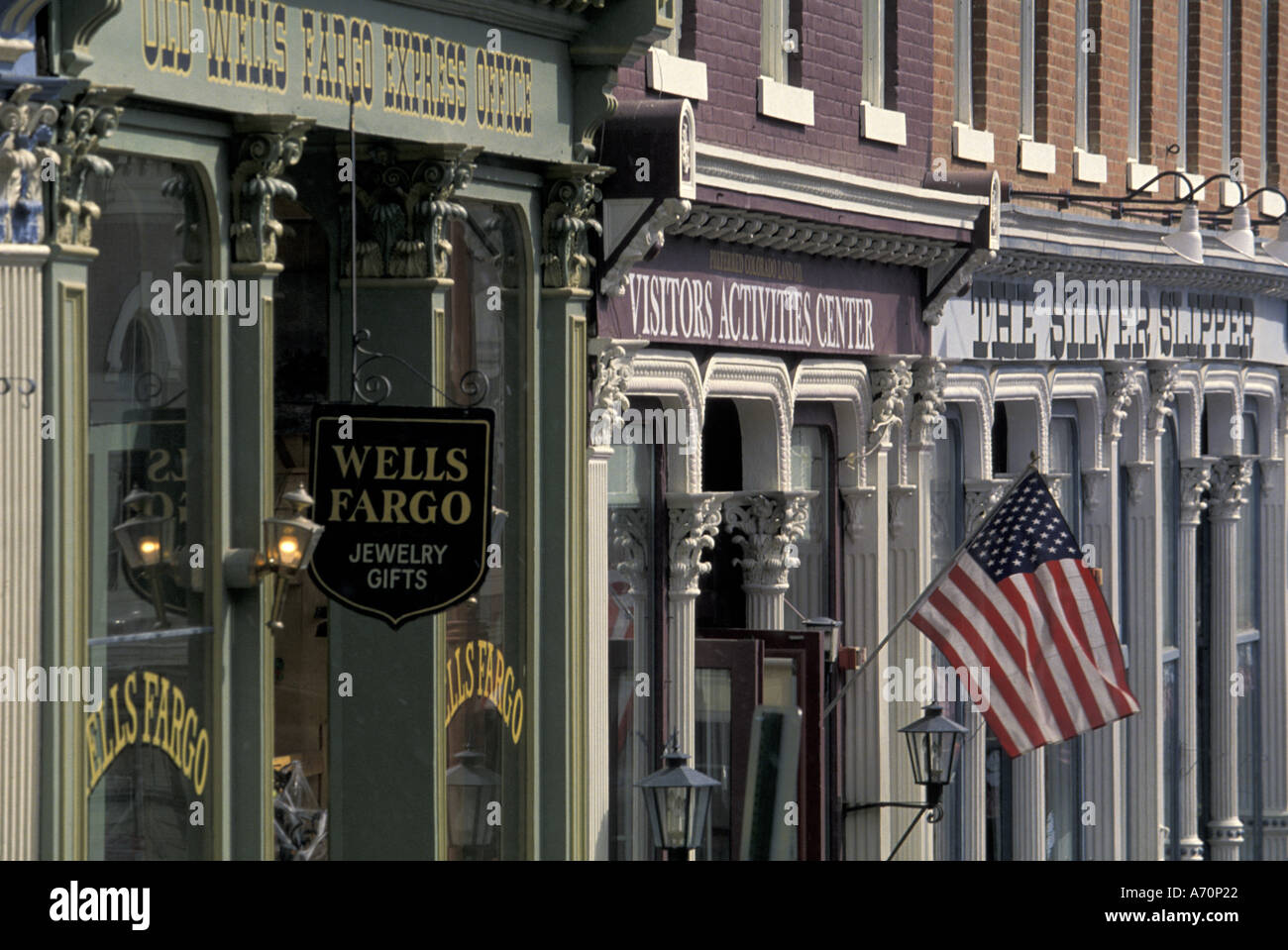 NA, USA, Colorado. Außenansicht der Gebäude; Flagge; Patriotismus. Stockfoto