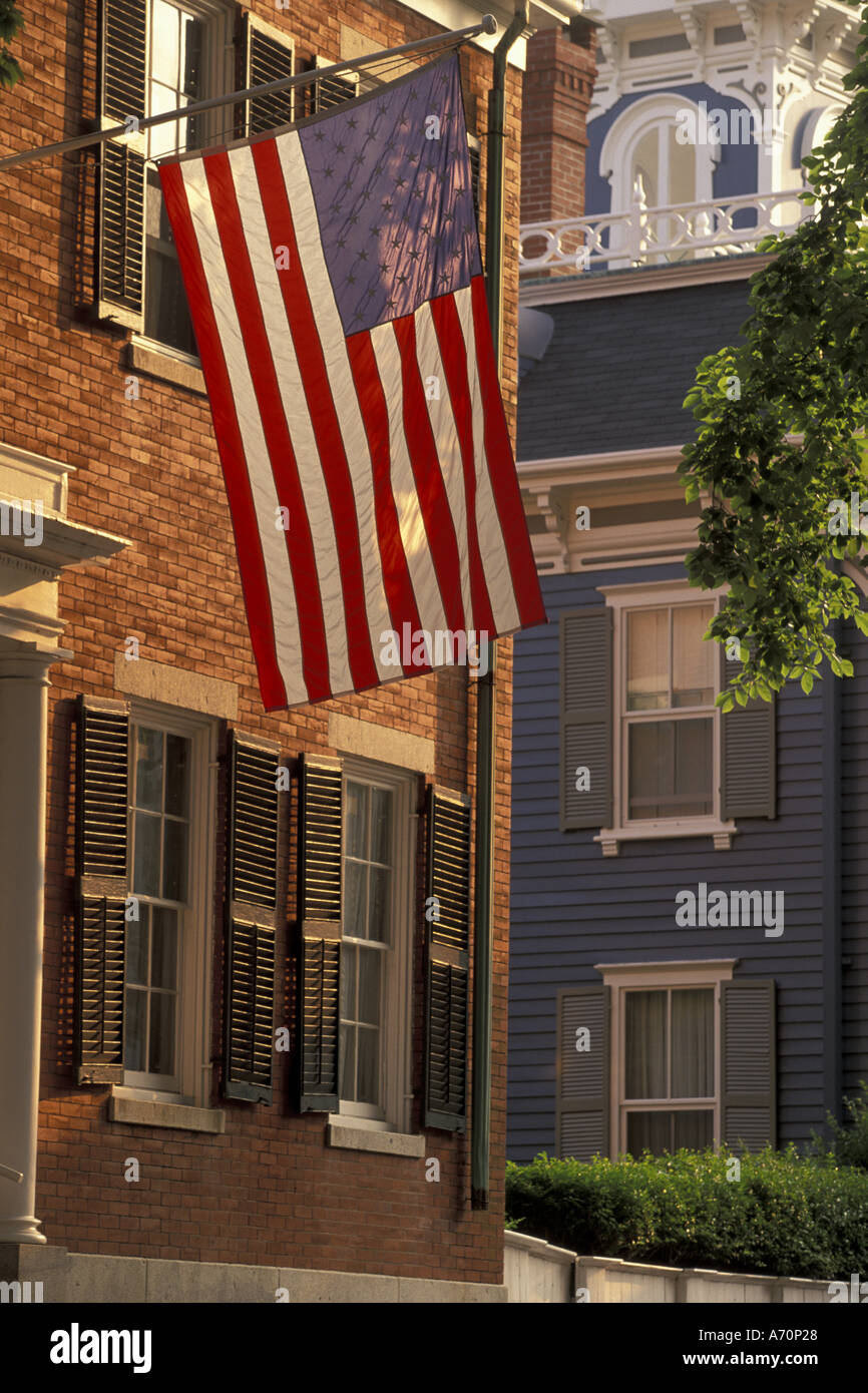 NA, USA, Massachusetts, Nantucket Insel Nantucket Stadt. Main Street und US Flagge; Patriotismus Stockfoto