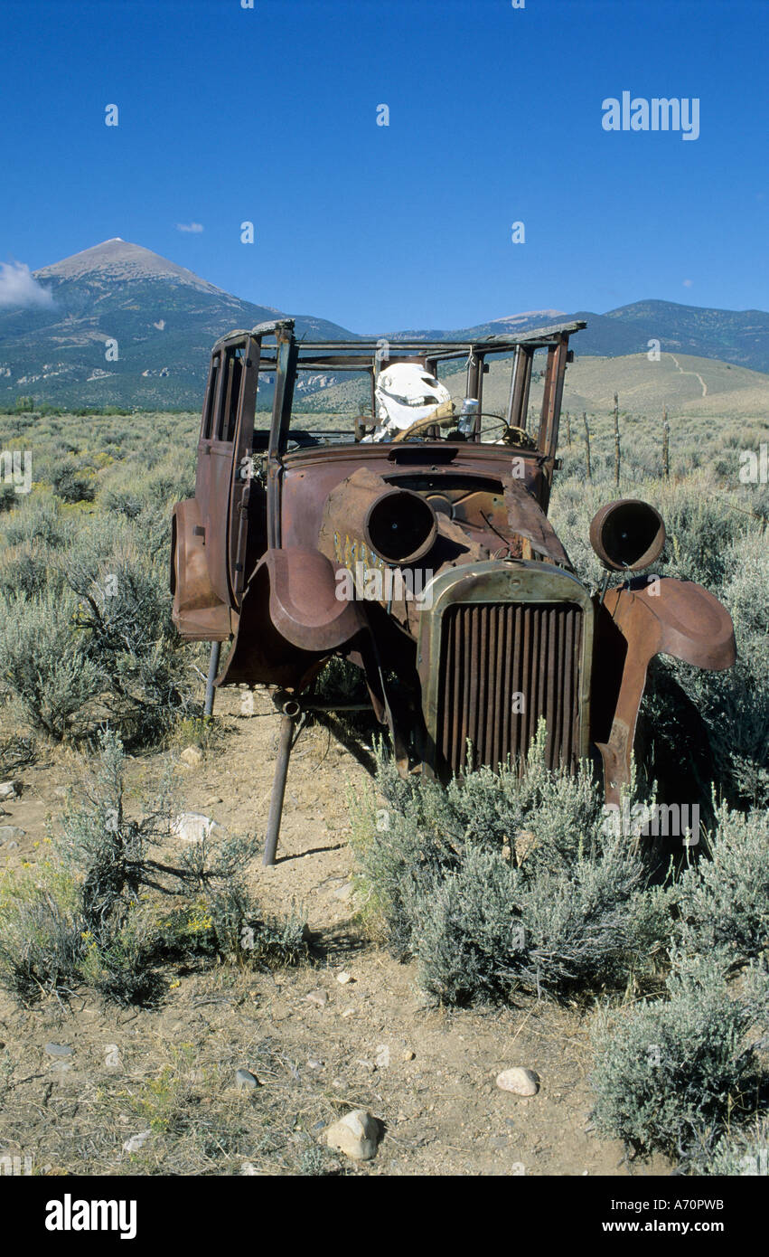 Niedrem Kunst, Webauftritts mit Droptargets sitzen in einem rostigen Auto, Nevada, USA Stockfoto