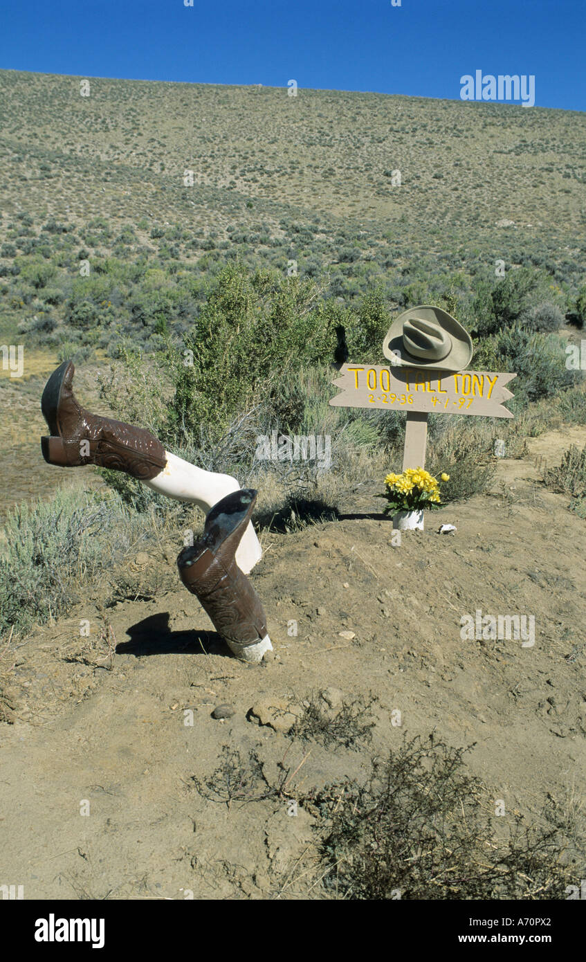 Niedrem Kunst, Beine mit Stiefeln knallend aus einem Grab, Nevada, USA Stockfoto