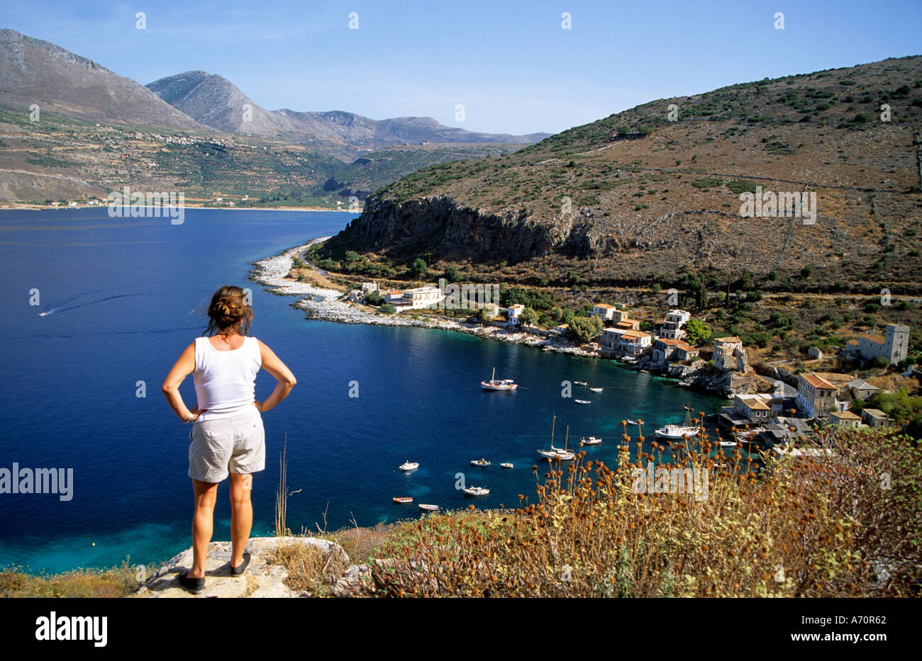 Griechenland Peloponnes Mani Halbinsel Neo Itilo Touristen bewundern die Aussicht Stockfoto