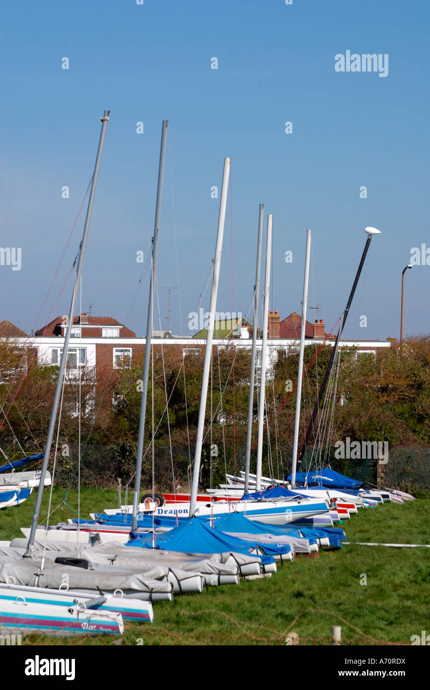 Yachten auf dem Festland im Sussex Yacht Club Stockfoto