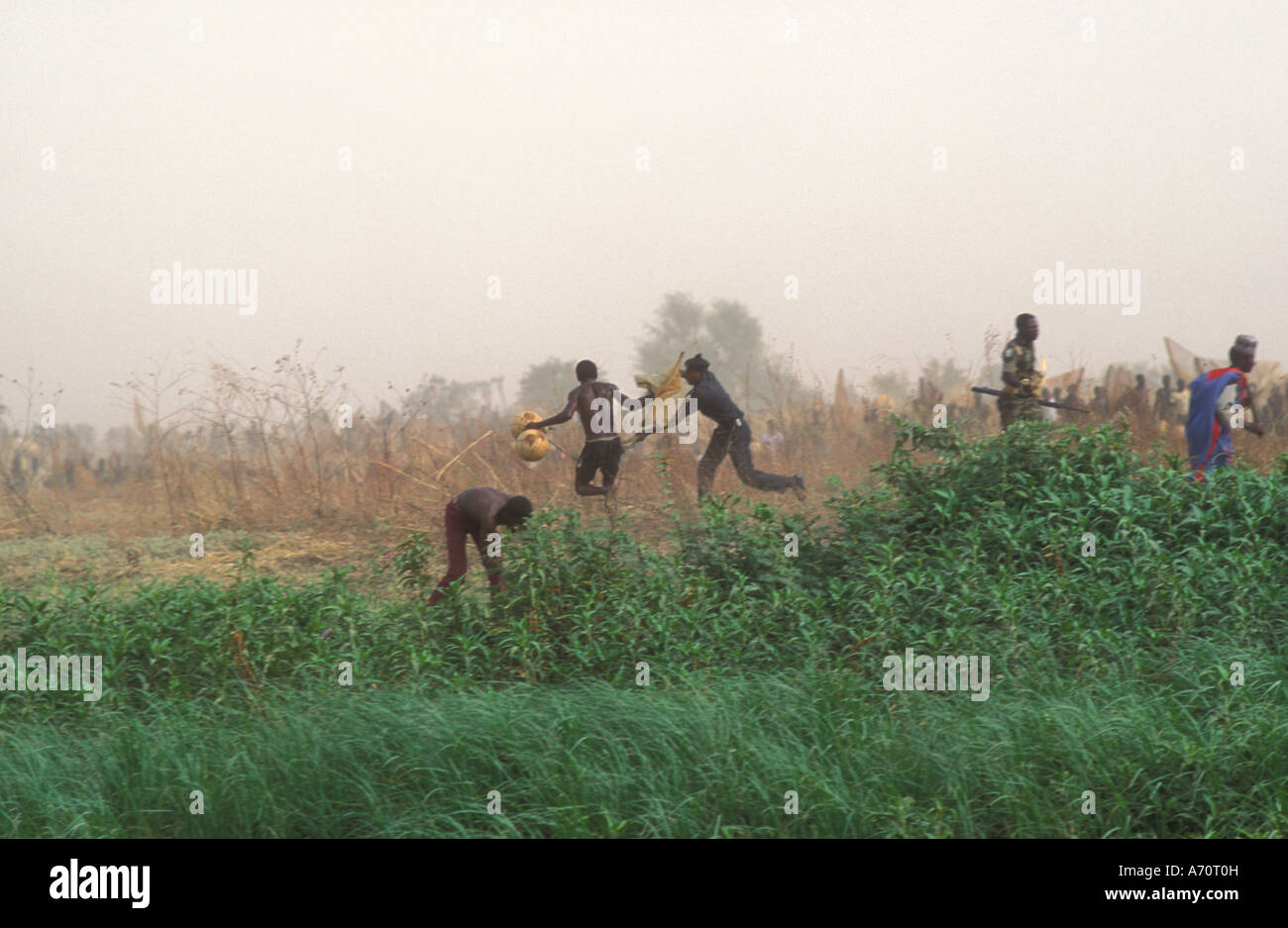 Polizei und militärische Leitung zurück Fischer nach einem Fehlstart am Ufer des Flusses Rima Stockfoto