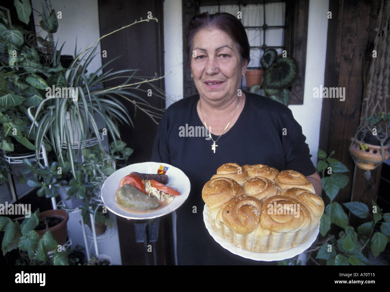 Europa, Bulgarien, Arbanassi. Hausbesuch Hostess (MR) Stockfoto