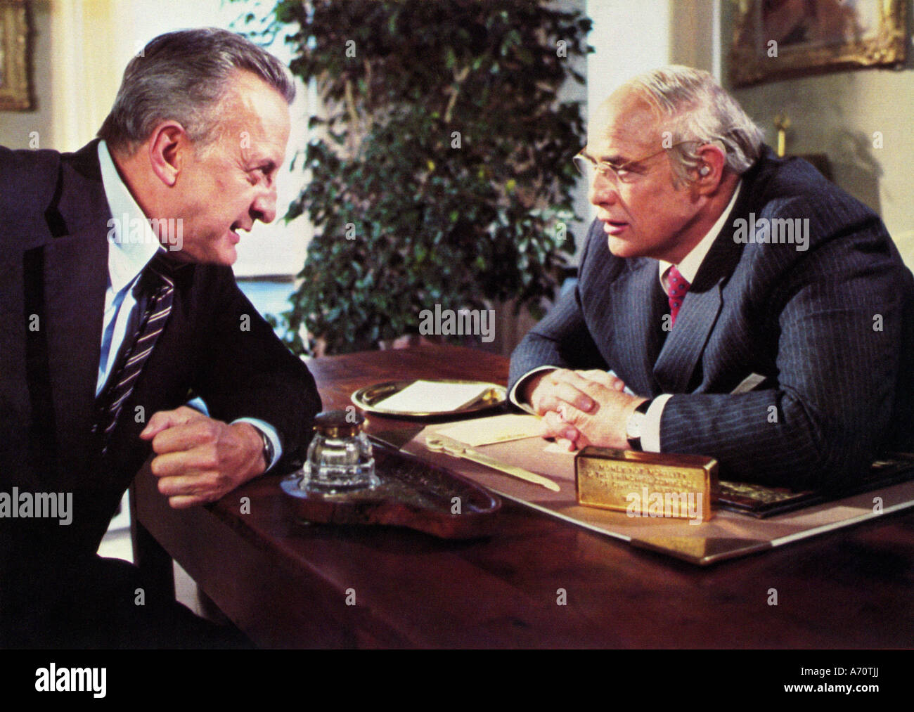 DIE Formel 1980 MGM/CPI-Film mit George C Scott auf der linken Seite und Marlon Brando Stockfoto