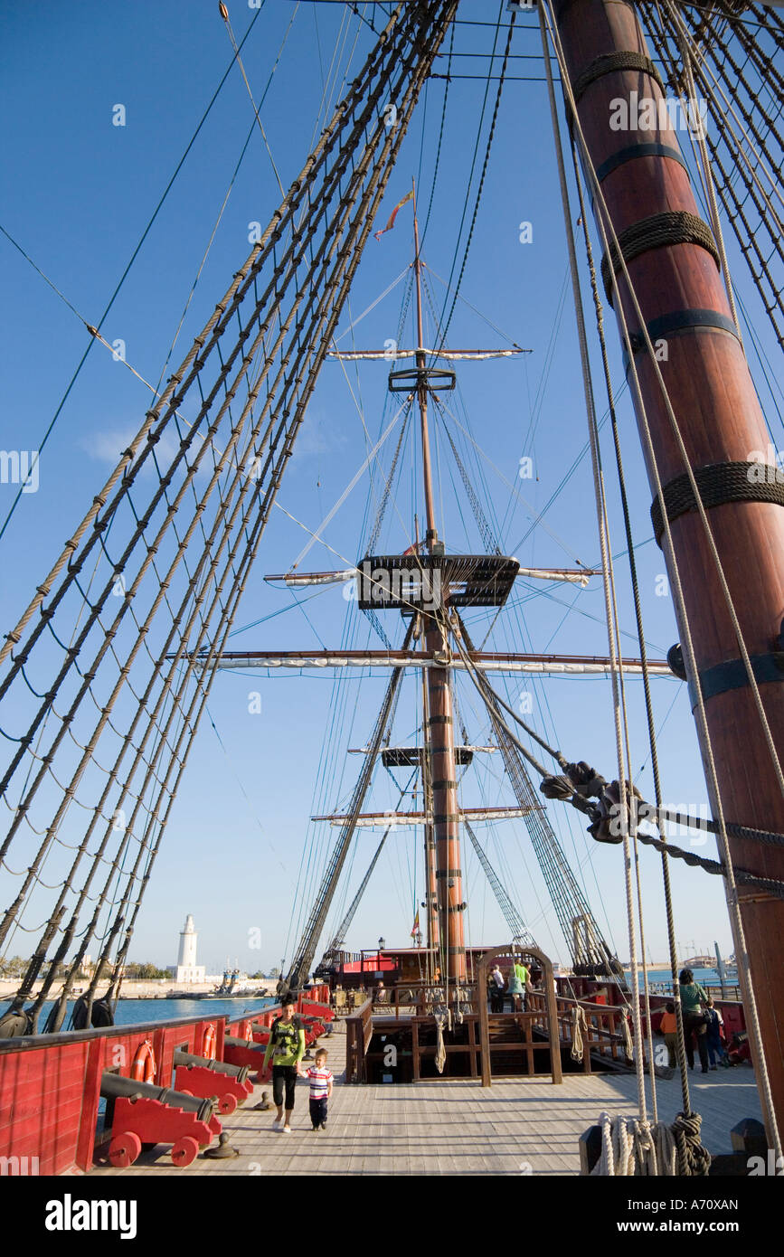 Malaga Costa del Sol Malaga Provinz Spanien Hauptdeck der Replik des 18. Jahrhunderts 4 Decker Kriegsschiff Santisima Trinidad Stockfoto
