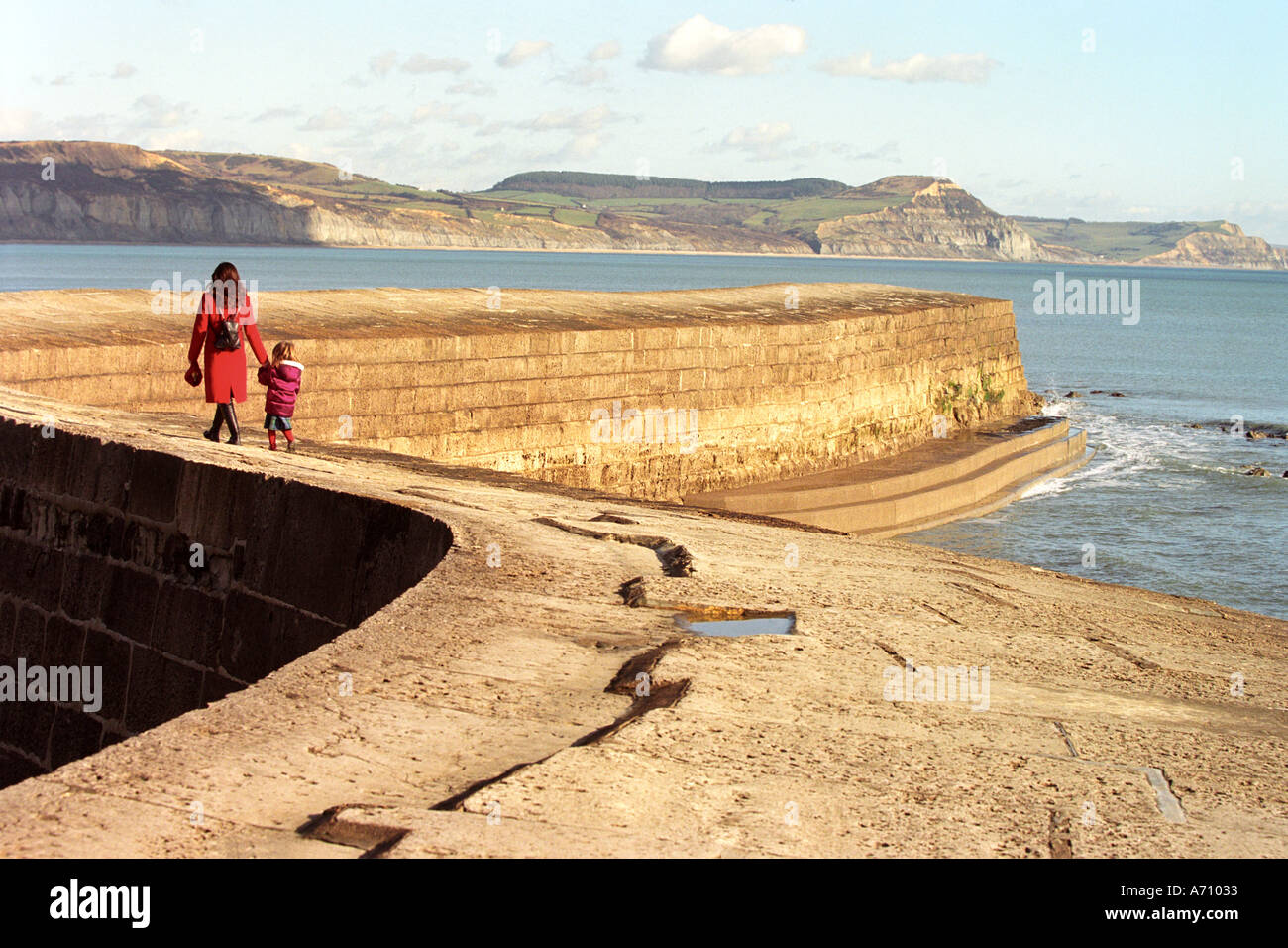 Eine Mutter und Tochter Fuß entlang der Cobb bei Lyme Regis in Dorset Stockfoto