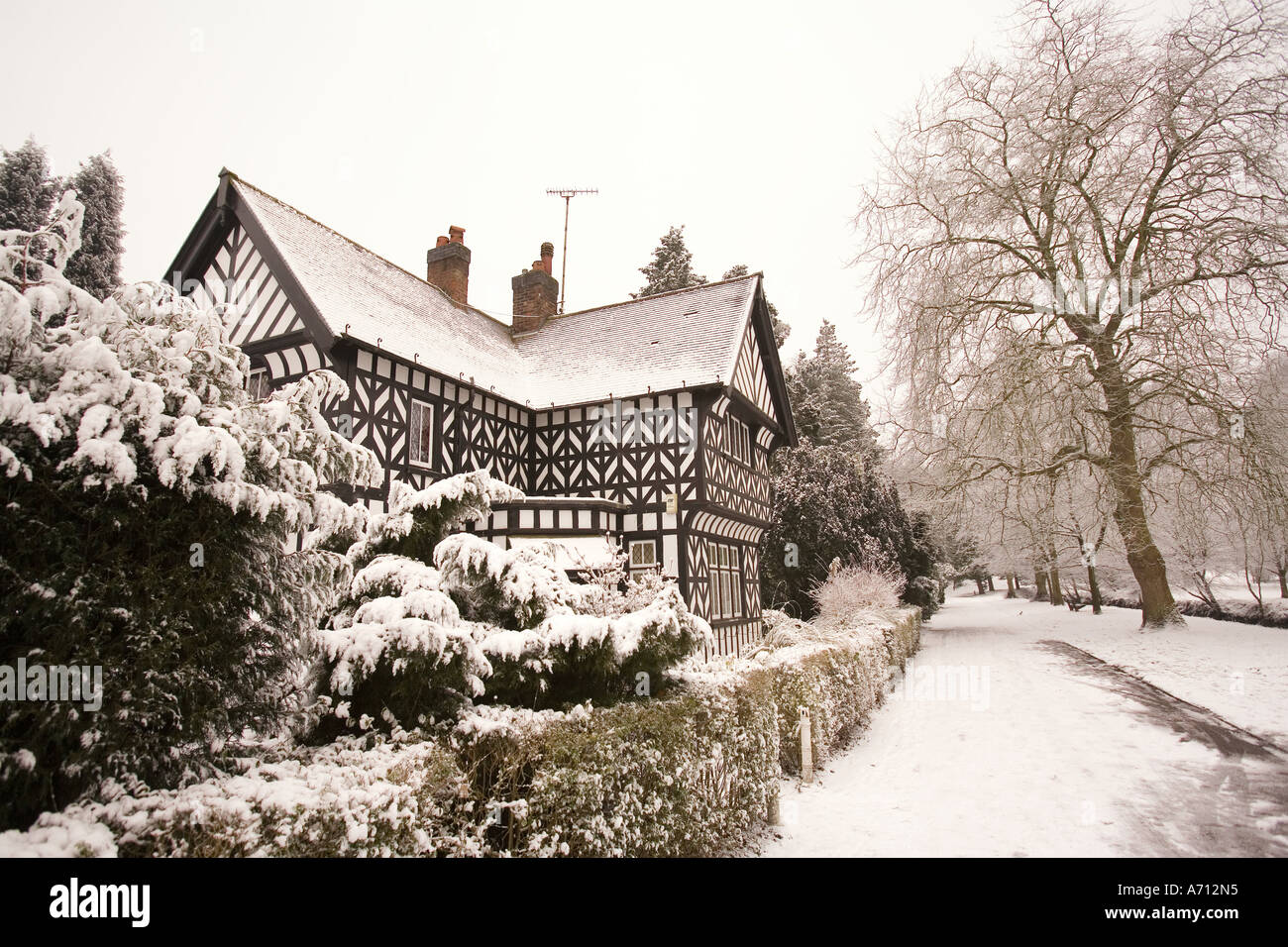 Cheshire Winter Stockport Bramhall Park Bramall Hall Torhaus im Schnee Stockfoto