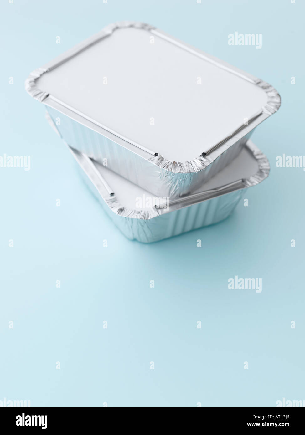 Zwei mitnehmen Container gestapelt auf blassen blauen Hintergrund - high-End Hasselblad 61mb digitales Bild Stockfoto