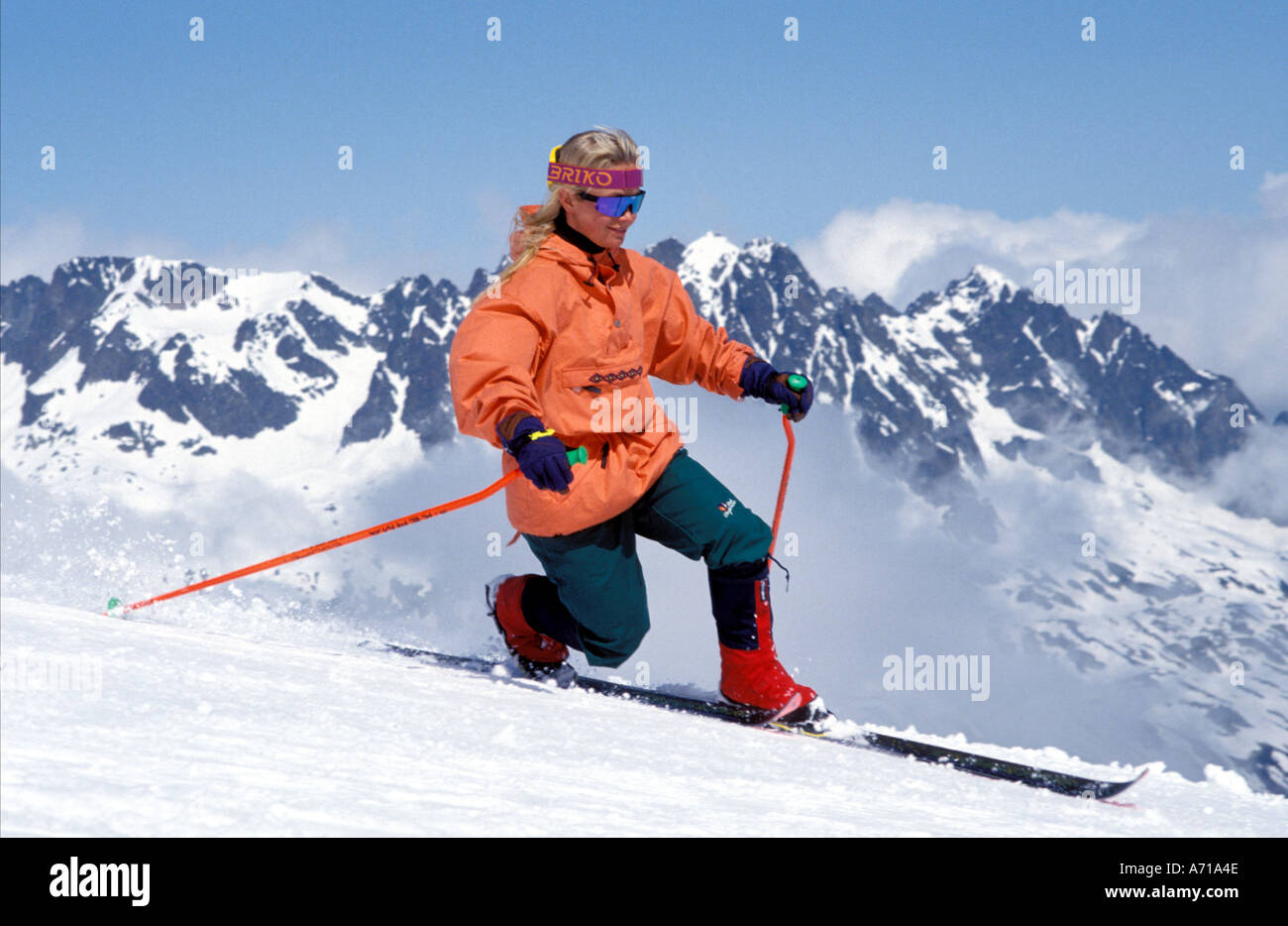 Weibliche Telemark-Skifahrer demonstrieren die anmutige freie Ferse drehen Stockfoto