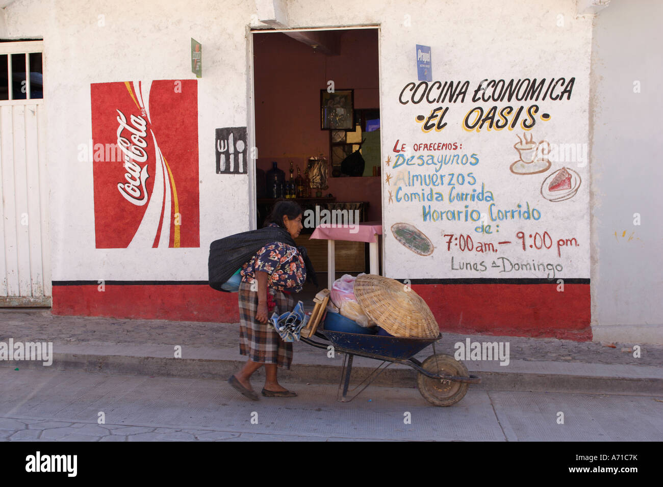 Frauen schieben Karren vor kleinen Café Teotitlan del Valle Dorf in der Nähe von Oaxaca-Stadt Mexiko Stockfoto