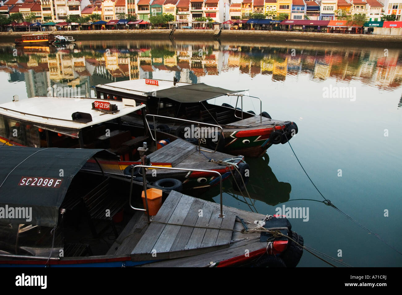 Bunte Shop Häuser und Ausflugsboote am Boat Quay Singapur Stockfoto
