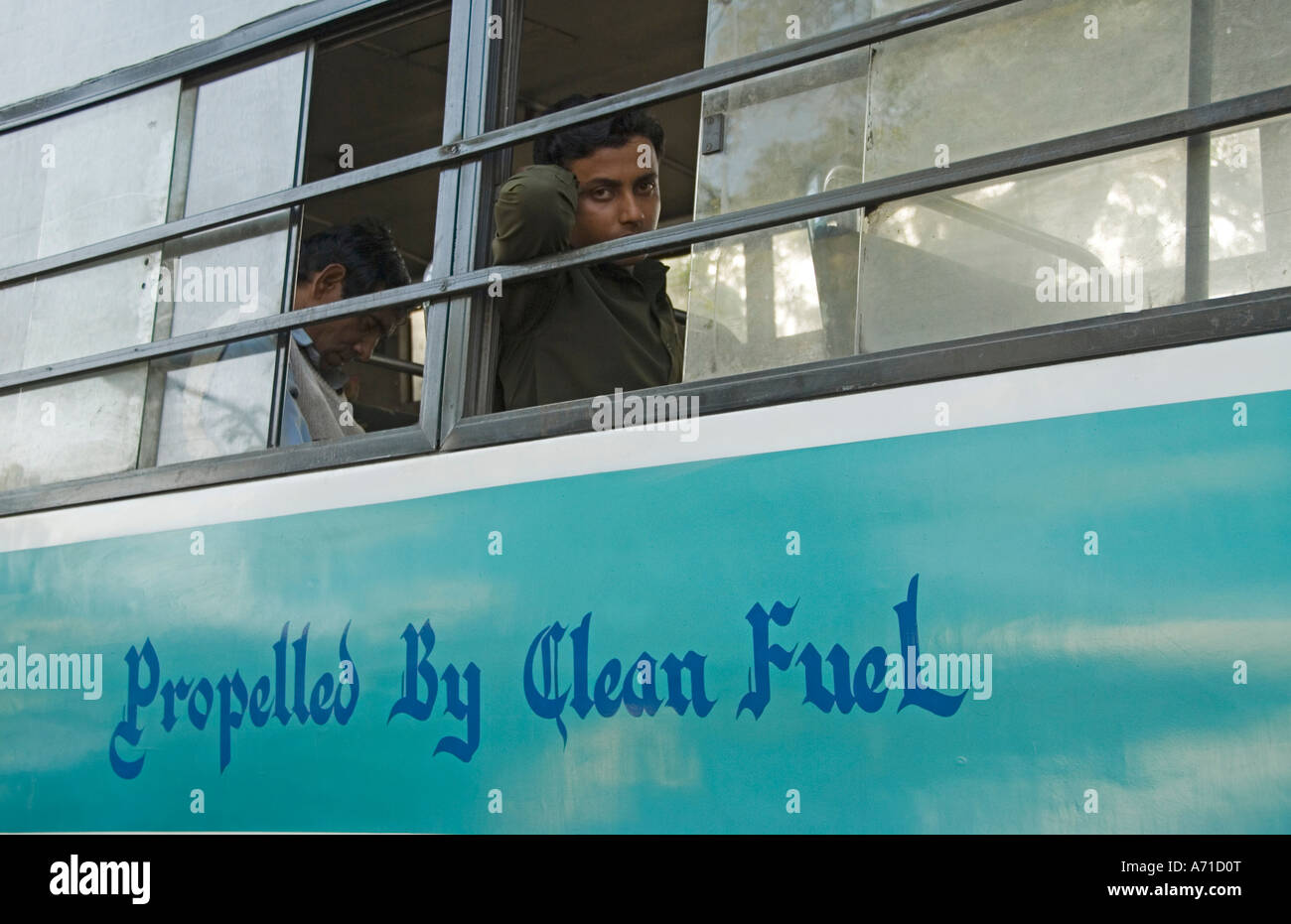 CNG-Zeichen auf einem Bus Neu-Delhi Indien Stockfoto