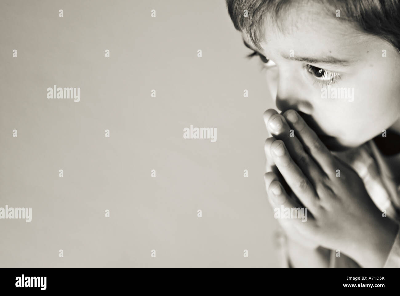 Kind hält die Hände im Gebet Stockfoto