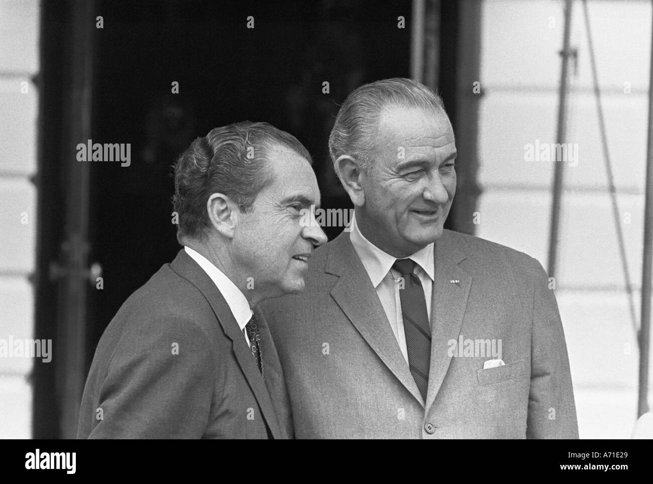 Richard M Nixon oder Präsident Lyndon Baines Johnson an der südlichen Vorhalle des weißen Hauses Stockfoto