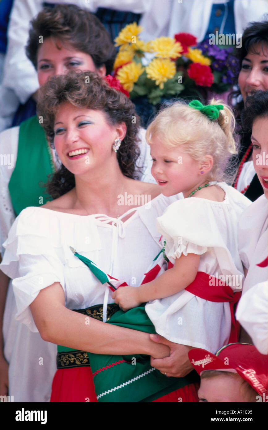 Holding-Tochter in die arme Mutter, beim Genießen eines ethnischen Festivals in Springfield IL Stockfoto