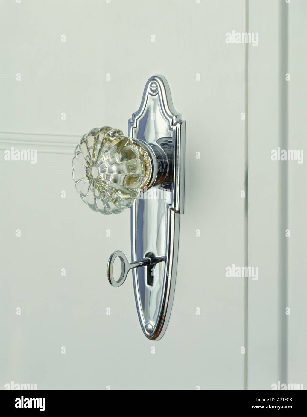 Nahaufnahme von einem Kristall Antik Türgriff mit dem Schlüssel in das Schlüsselloch eingefügt Stockfoto