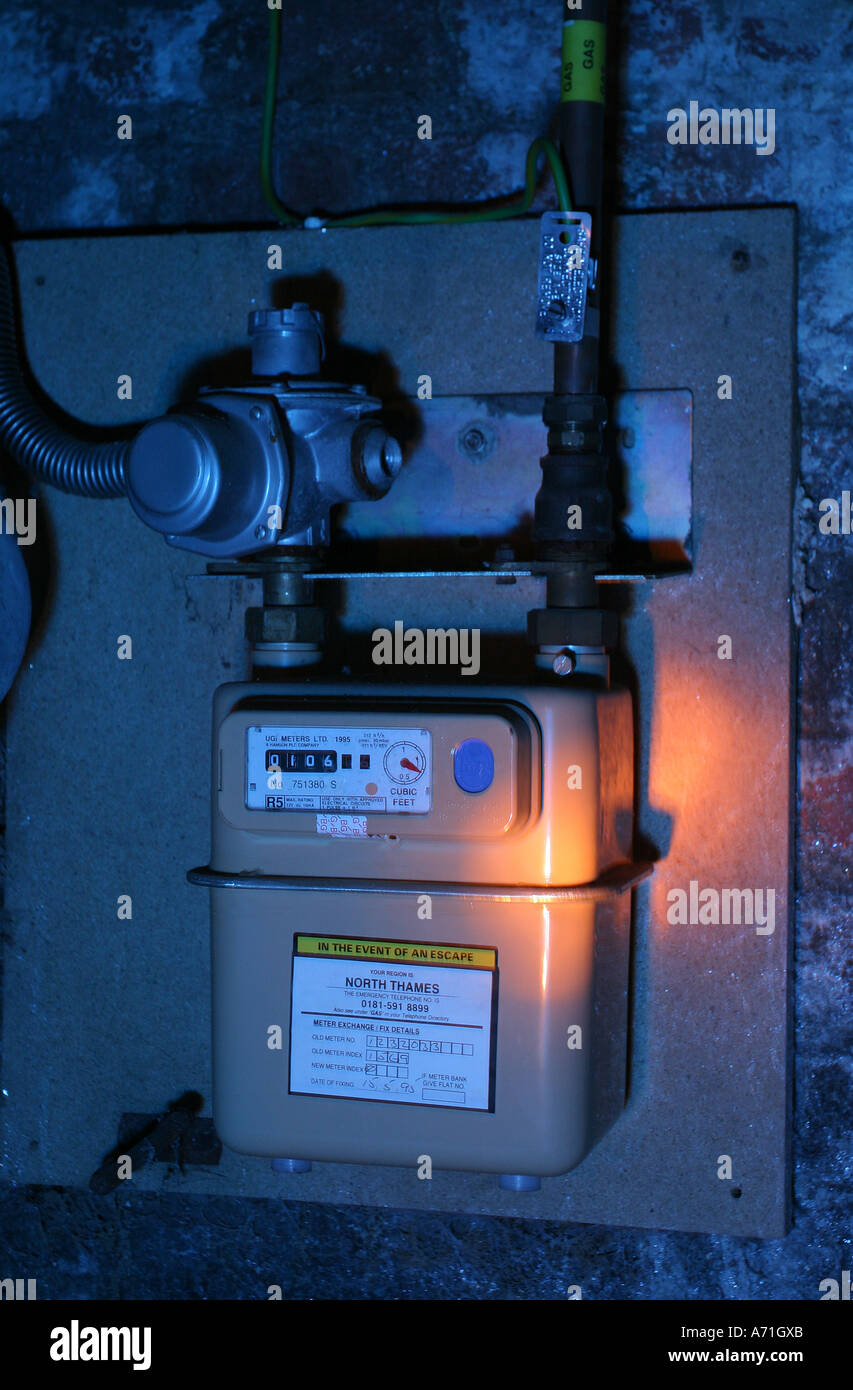 Ein Gaszähler im Keller ein Wohnhaus teilweise beleuchtet durch eine Fackel, London, UK. Stockfoto