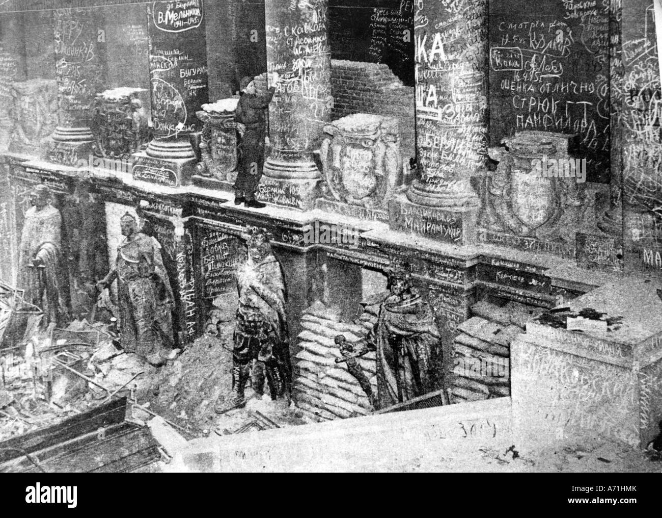 Nachkriegszeit, zerstörte Städte, Berlin, Reichstage, Saal mit Graffiti von sowjetischen Soldaten, britischer Soldat Mitte 1945, Stockfoto