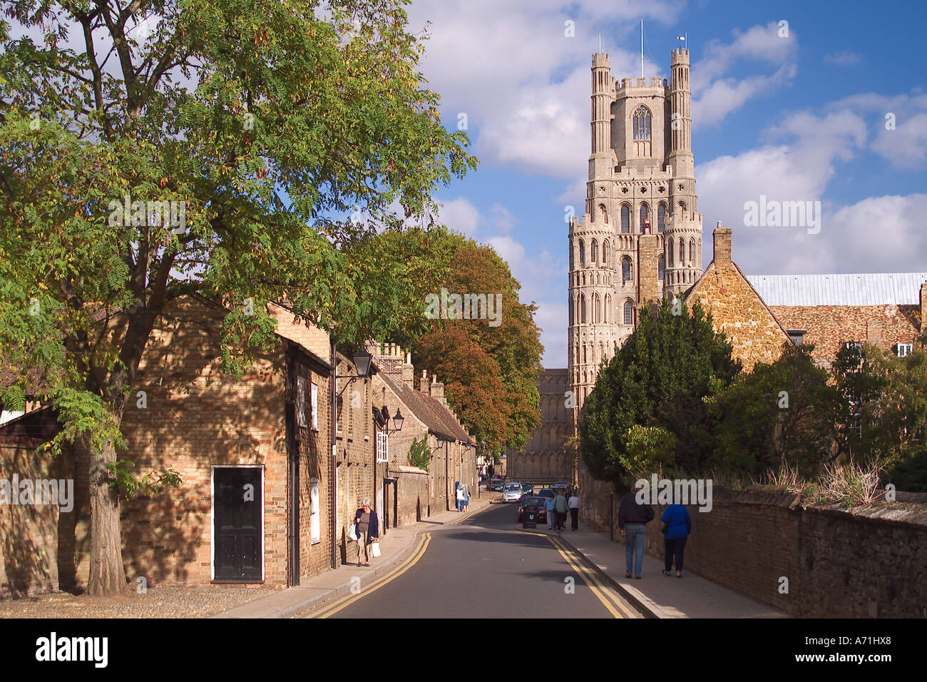 Blick Richtung Ely Kathedrale durch die historischen Straßen Ely in Cambridgeshire UK Stockfoto