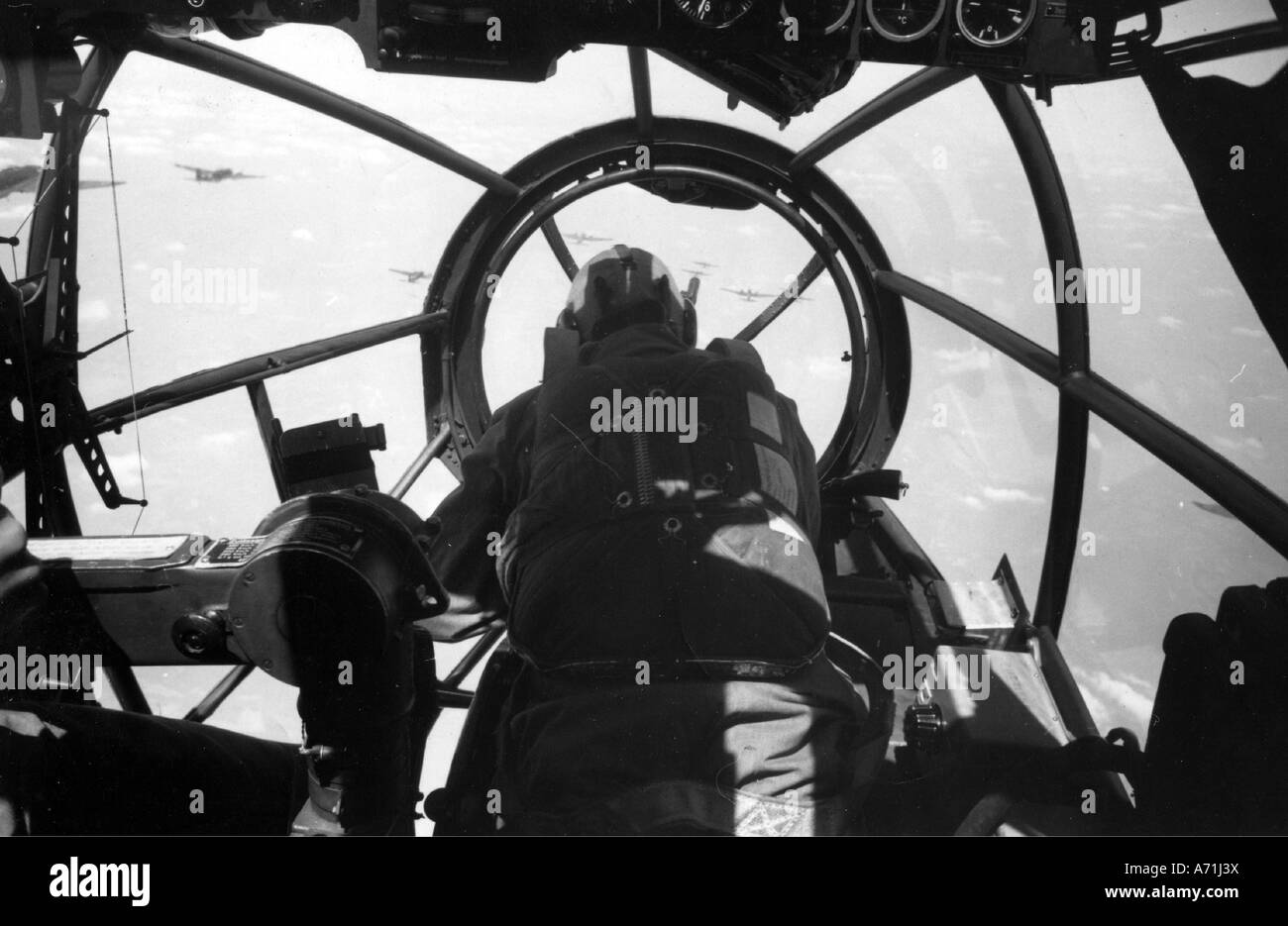 Ereignisse, Zweiter Weltkrieg/Zweiter Weltkrieg, Luftkrieg, England, bombardier im Cockpit eines deutschen Bombers Heinkel He 111 über England, Sommer 1940, He111, He-111, Frontschützen, Angriff, Interieur, Revolver, Luftwaffe, Wehrmacht, 20. Jahrhundert, historisch, historisch, Flügel, fliegen, Schlacht um Großbritannien, Großbritannien, Drittes Reich, Flugzeug, Flugzeuge, Navigator, Seefahrer Vierziger Jahre, Leute, Stockfoto