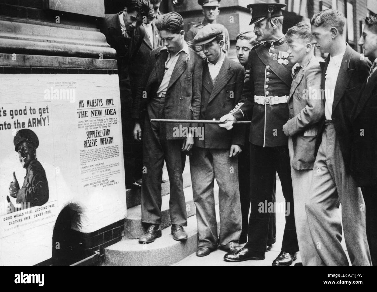 Militär, Großbritannien, Rekrutierung, Sergeant der Grenadier Guards mit jungen Männern vor einem Rekrutierungsplakat, London 2.9.1936, Stockfoto