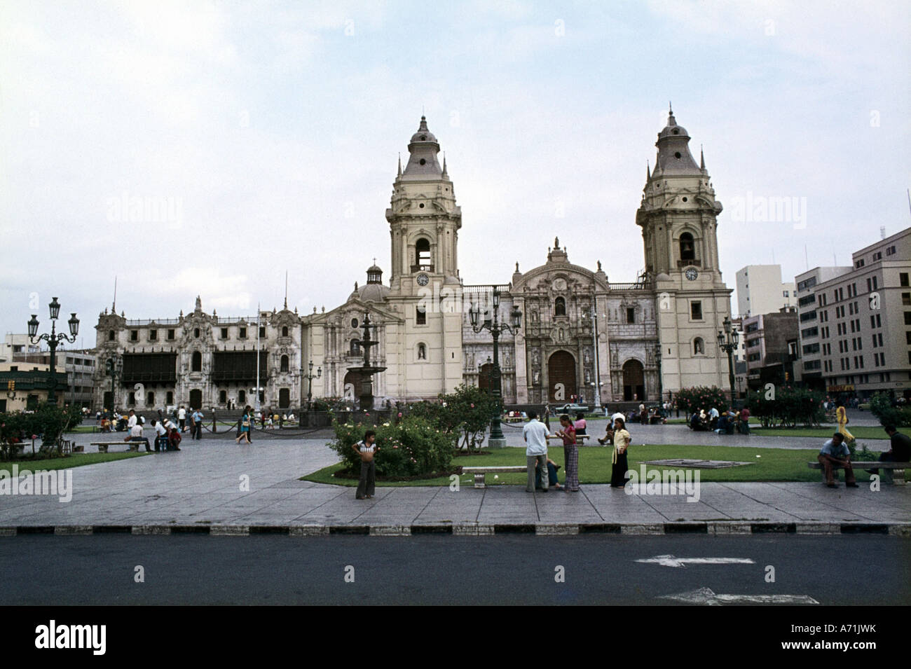 Geographie/Reise, Peru, Lima, Kirchen, Kathedrale, erbaut um 555, Übersicht, Hauptportal, Haupteingang, Armas Platz, Domkirche, Lateinamerika, Südamerika, Stadt, Piruw, Pazifikküste, Küstenlinie, Seehafen, Hauptstadt Callao, Chalacos, Stadt der Könige, Ciudad de los Reyes, UNESCO, Weltkulturerbe, Kirche, Stockfoto