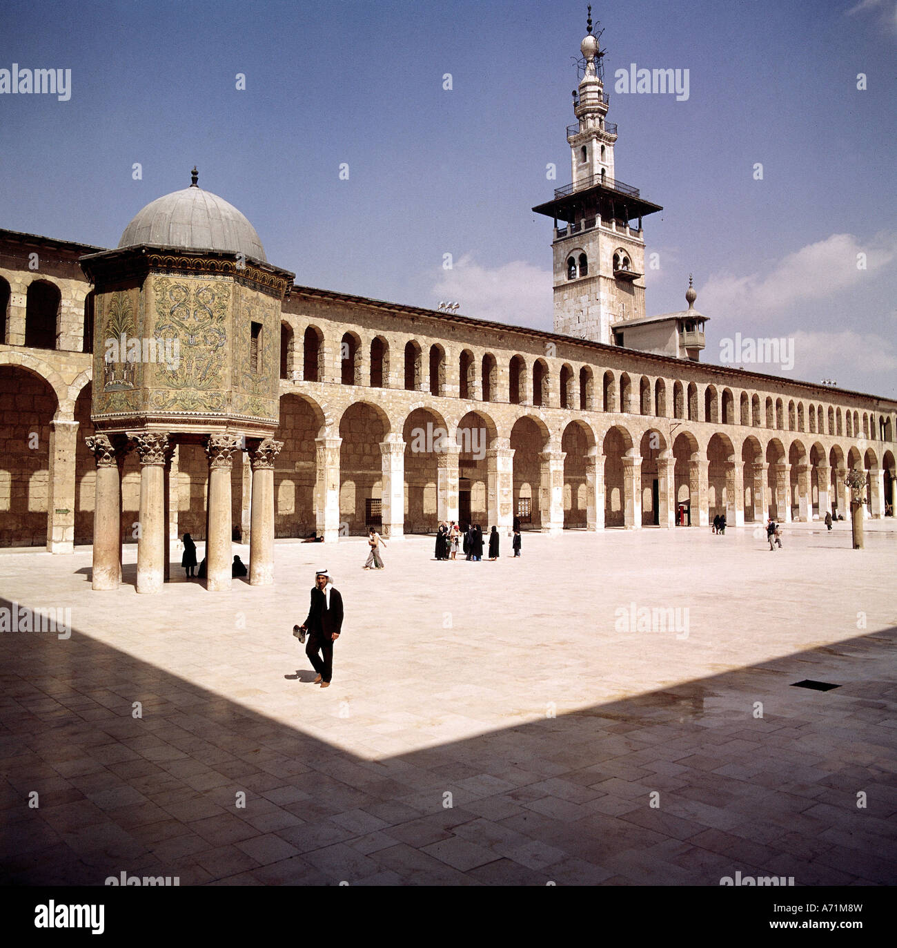 Geographie/Reise, Syrien, Damaskus, omayyad/umayyad-moschee, 710 n. Chr. erbaut, Innenhof, Galerie und Minarett, Religion, islam, Arabien-Architektur, historisch, historisch, historisch, alt, Mittelalter, Gläubige, Muslime, Hof, Syrer, Rundbogen, UNESCO, Weltkulturerbe, Omayad, Abbasiden, Menschen, Mittelalter, Stockfoto