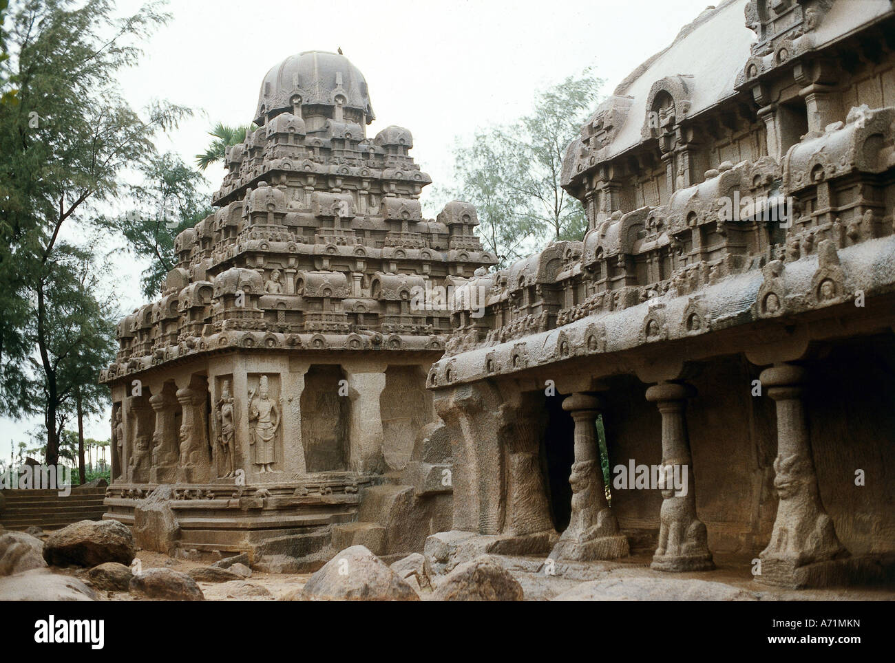 Geographie/Reise, Indien, Mahabalipuram (Mamallapuram), tamil Nadu, Tempel, erbaut bis 668 n. Chr. unter der Pallava-Dynastie, Übersicht, UNESCO, Weltkulturerbe, Religion, hinduismus, Architektur, bildende Künste, Reliefkunst, Säulen, 7. Jahrhundert, historisch, historisch, alt, 7. Jahrhundert, Stockfoto
