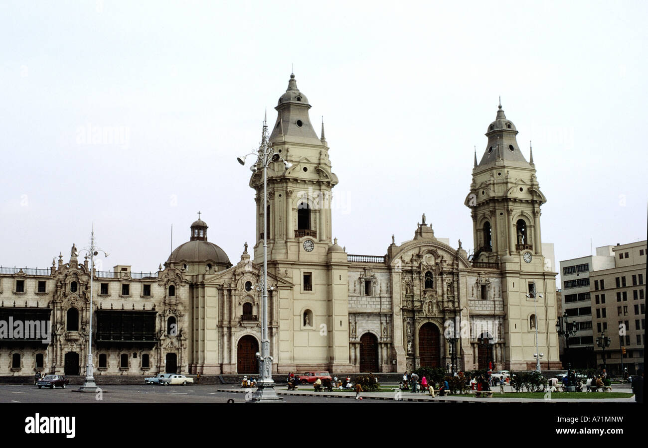 Geographie/Reise, Peru, Lima, Kirchen, die Kathedrale, erbaut im Jahre 1755, Blick auf Hauptportal, Haupteingang, Plaza sde Armas, Kirche, Lateinamerika, Südamerika, Stadt, Städte, Piruw, Pazifik, Küste, Küste, Hafen, Hauptstadt Callao, Chalacos, ciudad de los reyes, UNESCO, Weltkulturerbe, Stockfoto
