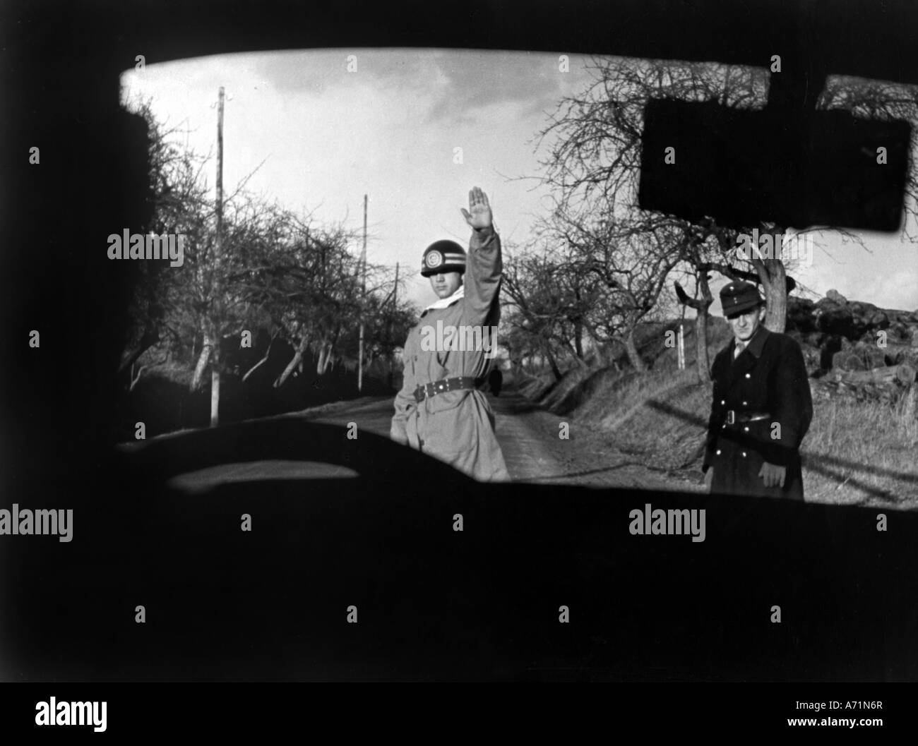 Ereignisse, Nachkriegsära, Okkupation, amerikanische Zone der Besetzung, deutsche und amerikanische Polizei bei einer Verkehrskontrolle, Unterfranken, 1947, Stockfoto