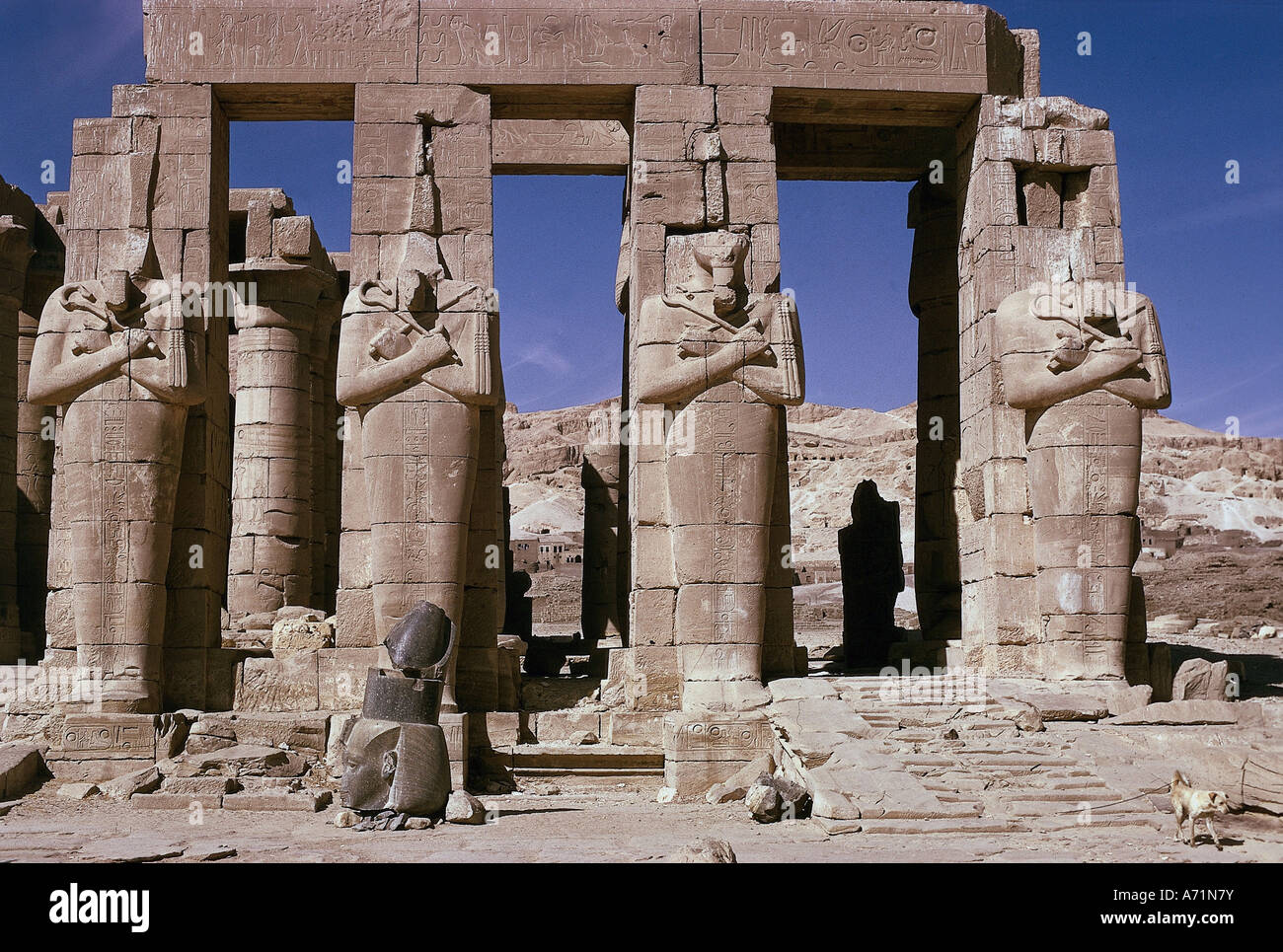 Geographie/Reise, Ägypten, Theben (Westen), Ramesseum, Amuntempel, Grabtempel des Königs Ramesses, Ramses II (Regierte ca. 1290 - 1224 v. Chr., 19. Dynastie), Osiris Pylon im ersten Gericht, Architektur, bildende Kunst, Skulptur, Religion, Totenkult, UNESCO, Weltkulturerbe, historisch, historisch, alt, Ruine, Antike, Stockfoto